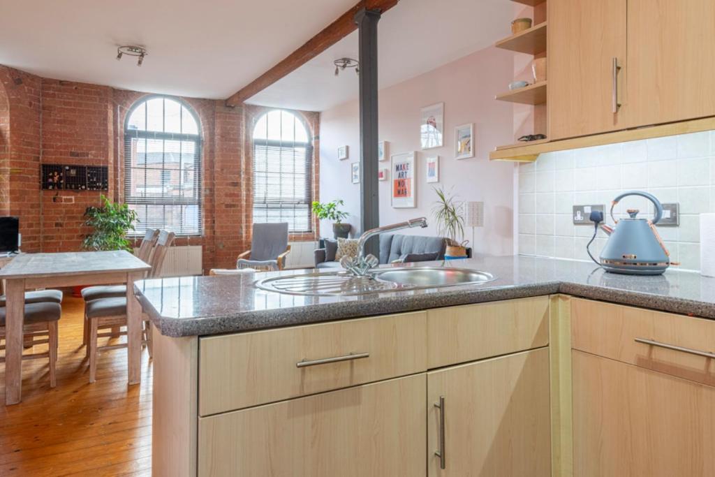 5 Mins Walk From Centre, Spacious City Apt, Open-Plan Nottingham Exterior photo